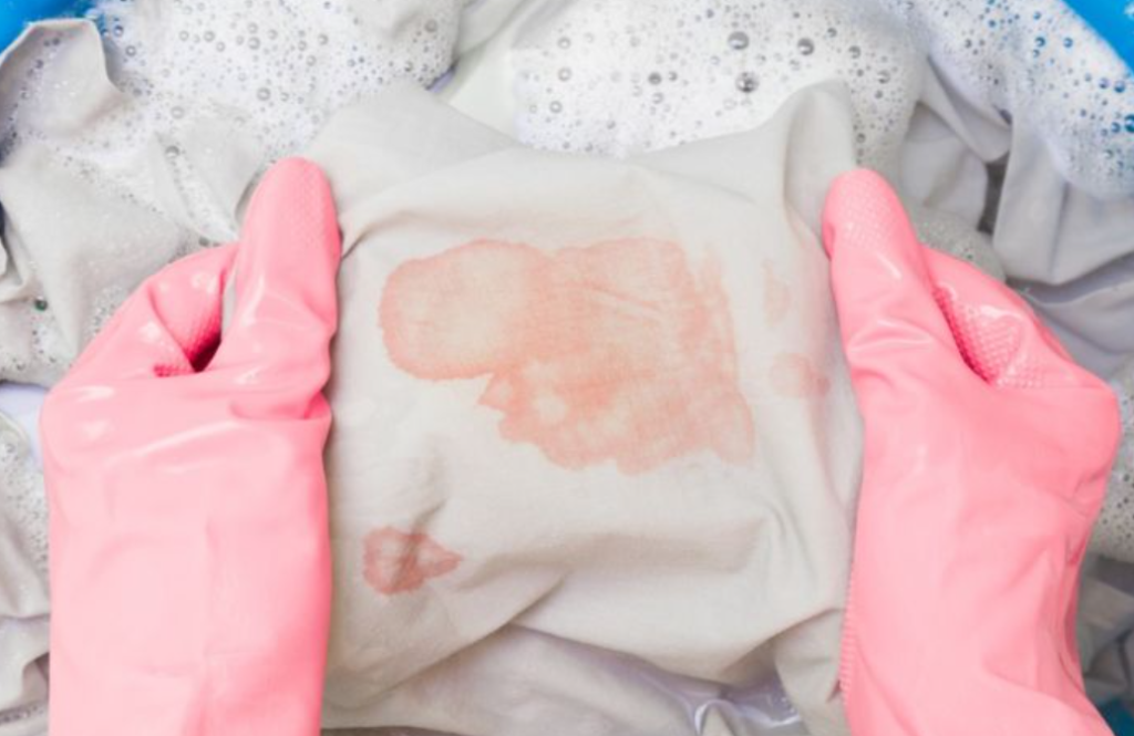 kiyafetteki-camasir-suyu-lekesi-nasil-cikar-625